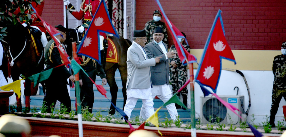सपथका लागि दौरा सुरुवालमा ठाँटिएर शीतलनिवास पुगे प्रचण्ड 